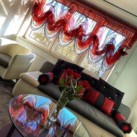 Luxury Red Apartment By Marta Radom Ngoại thất bức ảnh