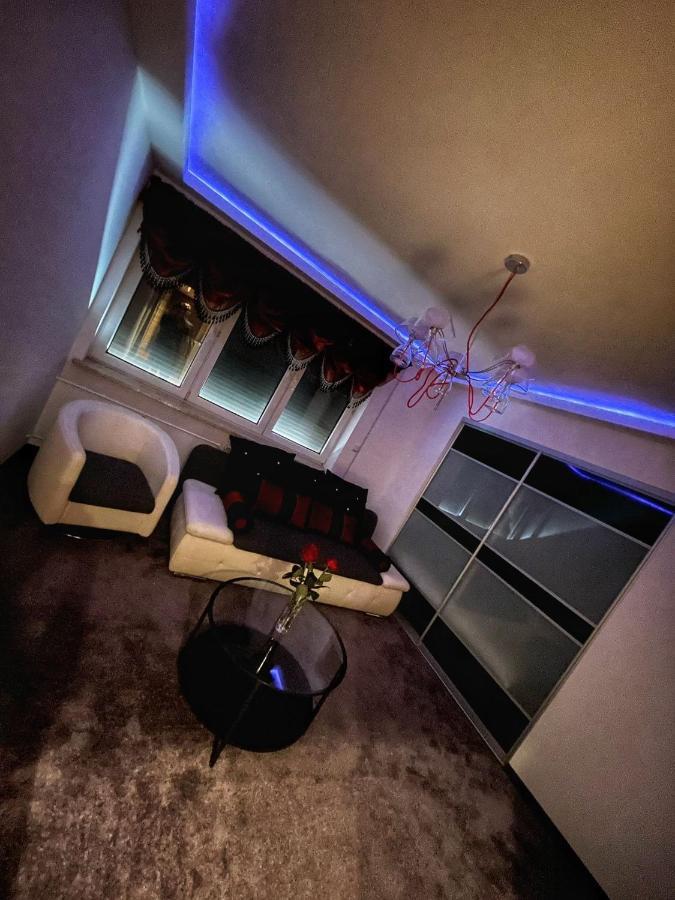 Luxury Red Apartment By Marta Radom Ngoại thất bức ảnh