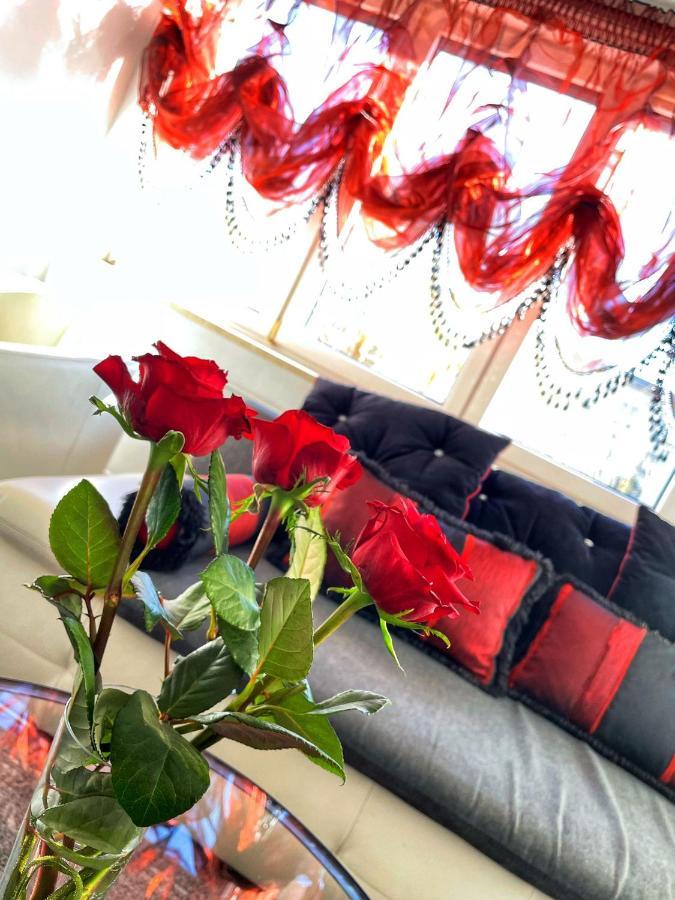 Luxury Red Apartment By Marta Radom Ngoại thất bức ảnh