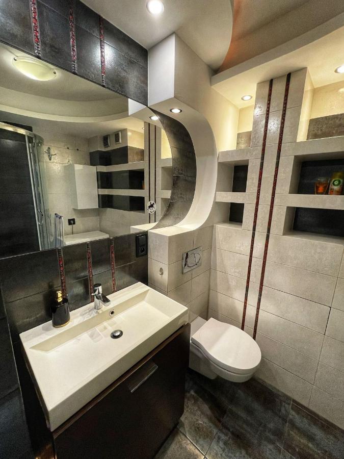 Luxury Red Apartment By Marta Radom Ngoại thất bức ảnh