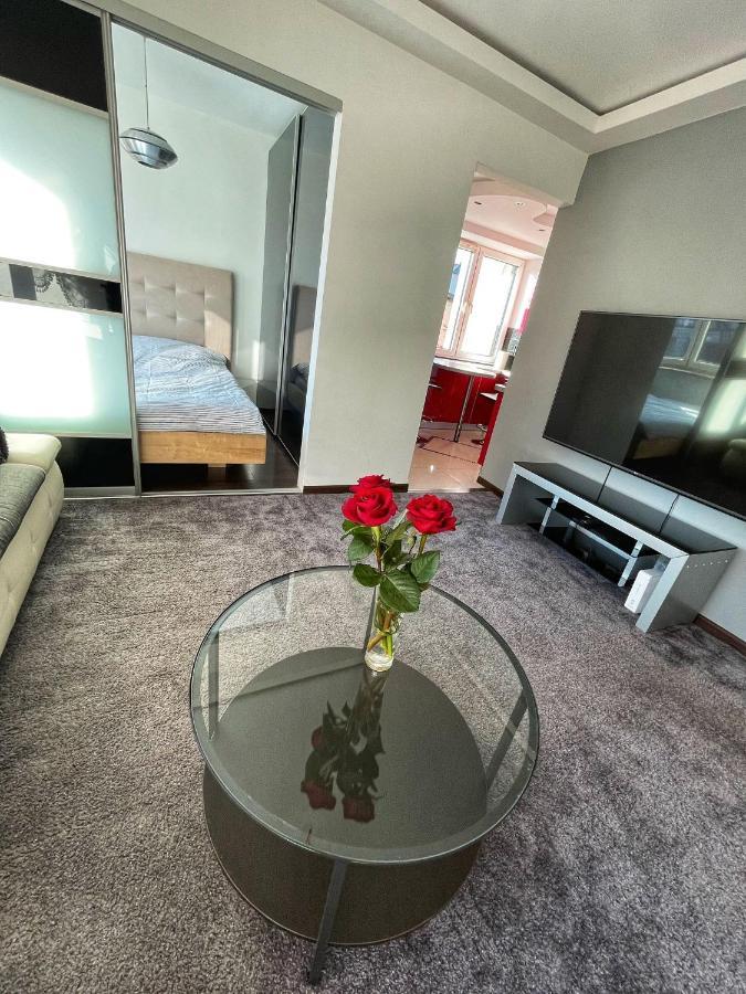 Luxury Red Apartment By Marta Radom Ngoại thất bức ảnh
