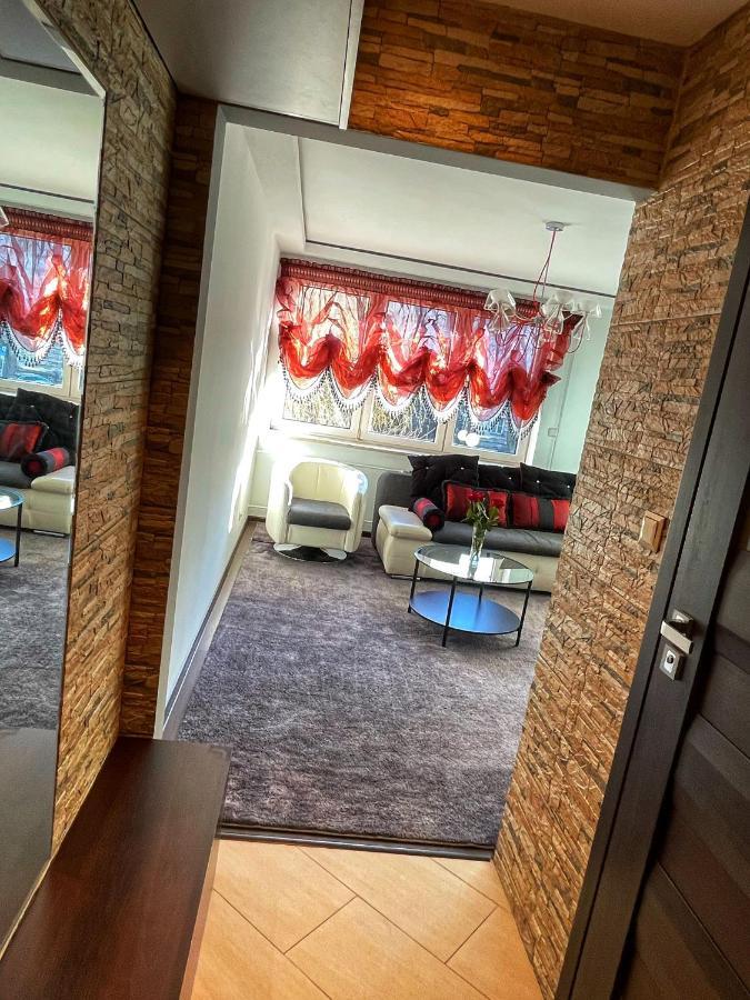Luxury Red Apartment By Marta Radom Ngoại thất bức ảnh